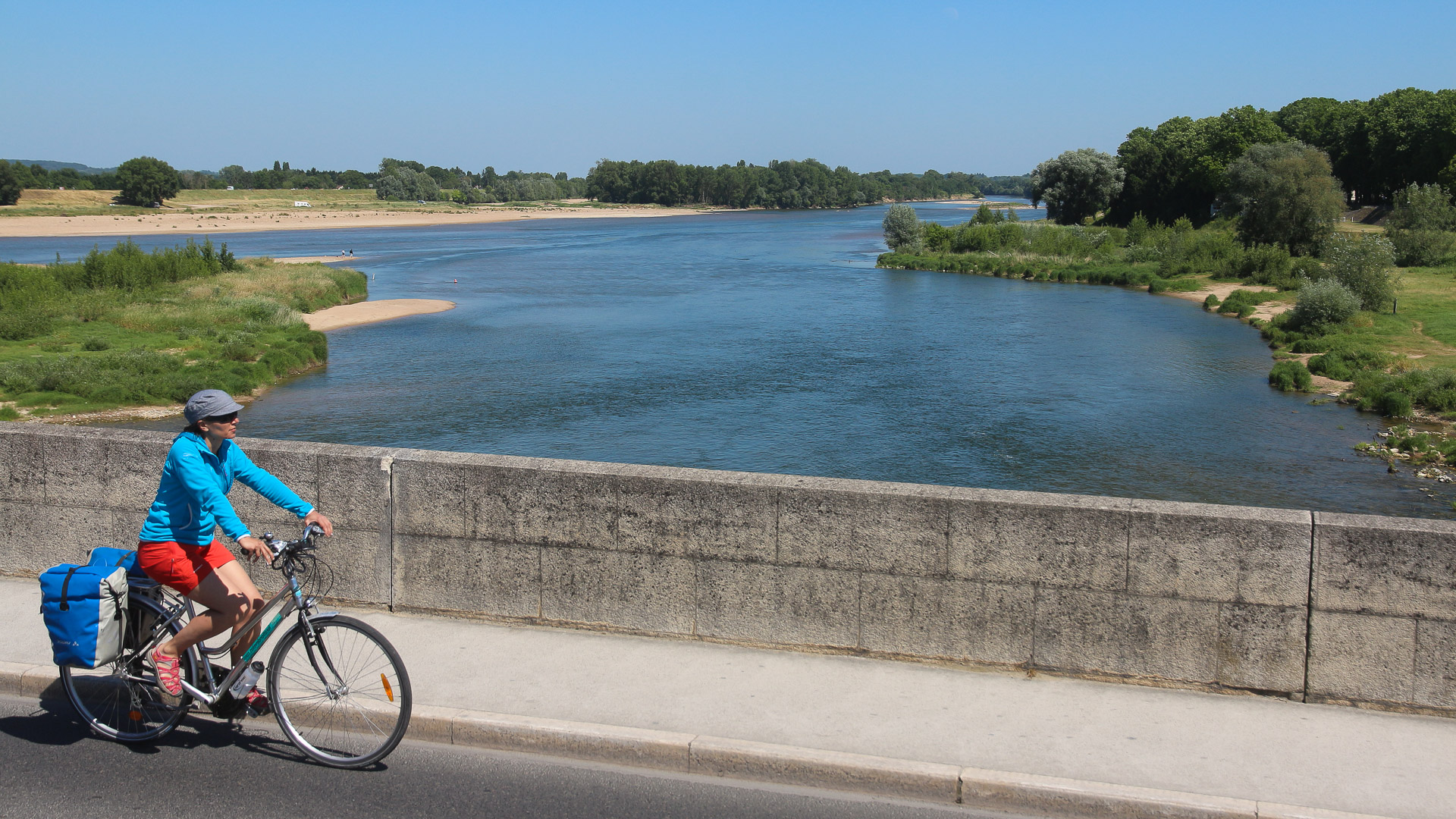 un puente permite cruzar el Loira en bicicleta