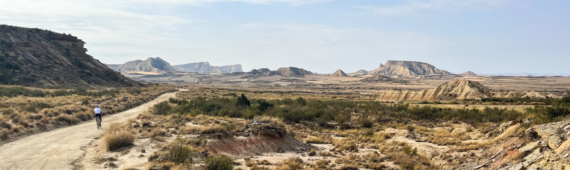 Hombre en bicicleta de gravel en el desierto de las Bardenas, en España.