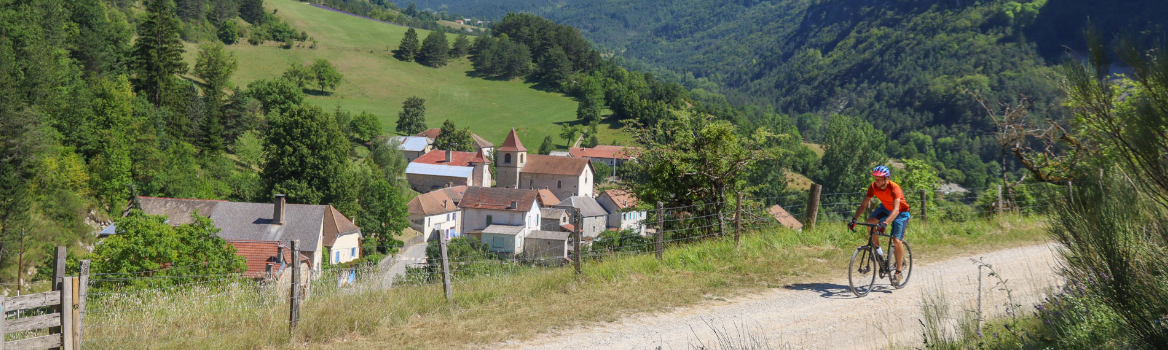 Hombre en bicicleta de gravel en la Drôme provenzal