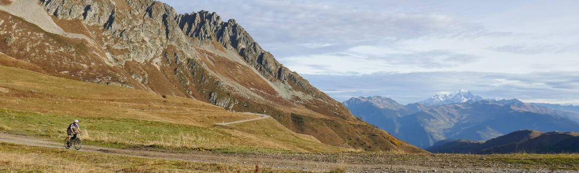 Hombre en bicicleta de gravel en los Alpes del sur