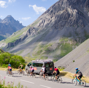 Ciclistas en viaje gravel con vehículo de asistencia