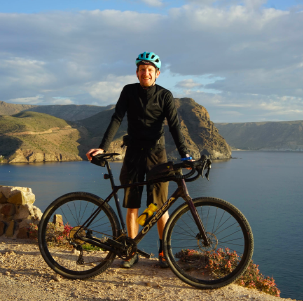 foto de fin de viaje en bici de gravel con los pies en el mediterráneo