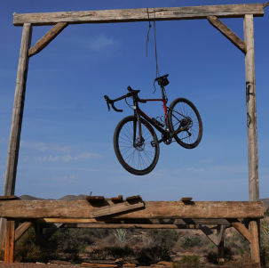 Ejemplo de bici gravel en el desierto de Tabernas en andalucia