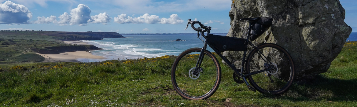Bicicleta gravel junto a un menhir en Bretaña