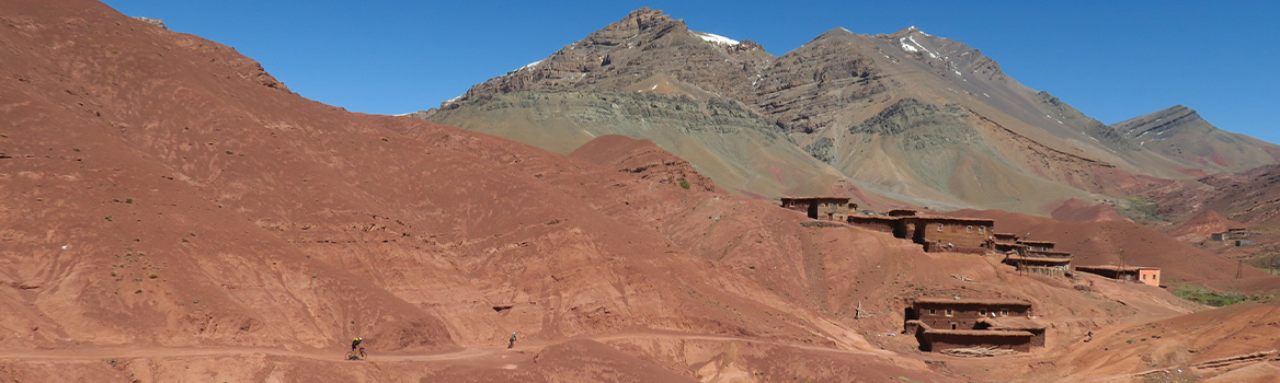 Un hombre en bicicleta de gravel en atlas marocco