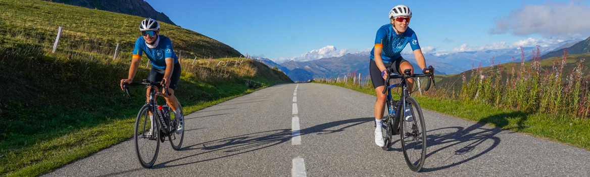 cycliste au coucher du soleil