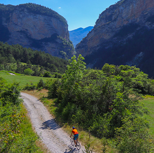 Un hombre en bicicleta de gravel por una pequeña carretera en el corazón de la Drôme provenzal.