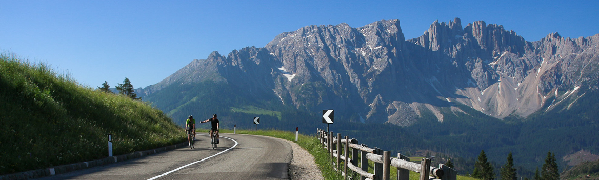 circuito de ciclismo de carretera en los Dolomitas, atacando los grandes puertos de montaña de Italia