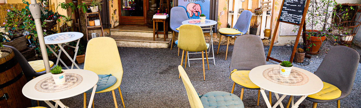 terrasse de café accueillante, une bonne halte pour cyclistes