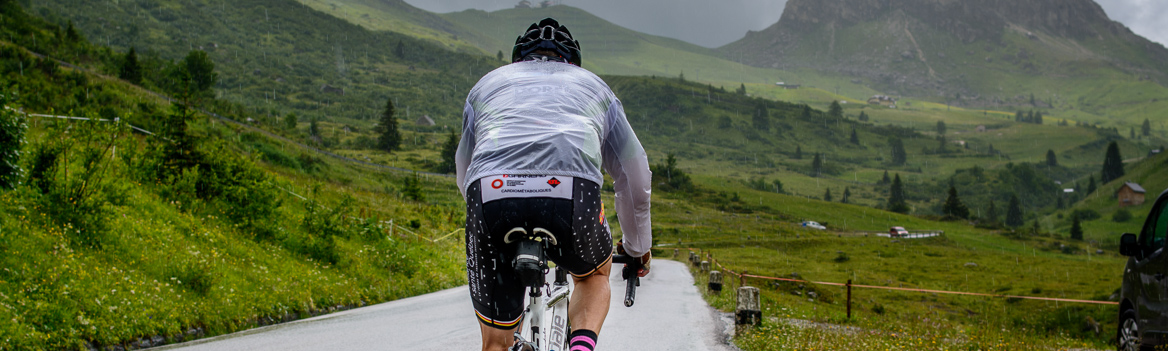 ciclista en la subida al puerto de Aravis en la Ruta de los Grandes Alpes Franceses