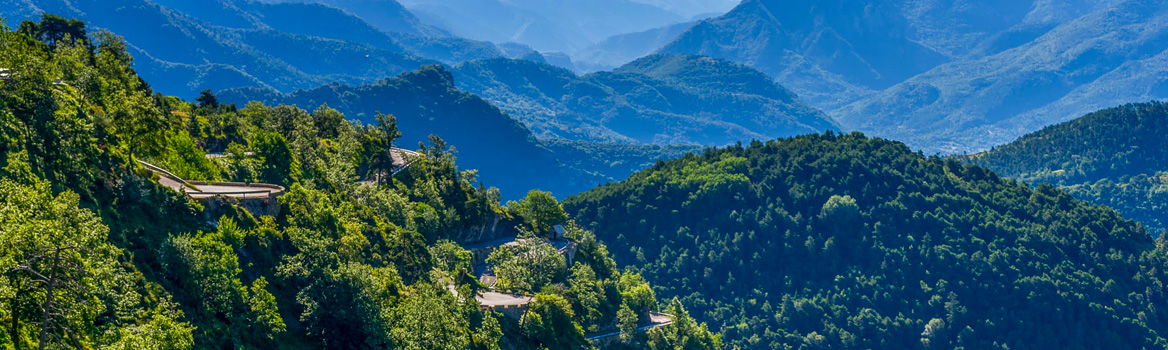 Las curvas estéticas en el lado sur del Puerto de Turini en los Alpes del Sur