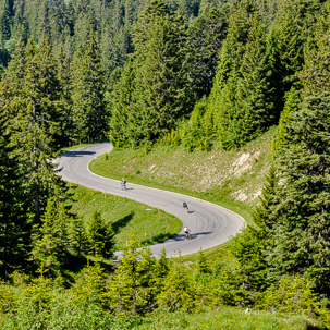 Las hermosas curvas de los puertos durante la Gran Travesía de los Alpes, ruta de los Grandes Alpes