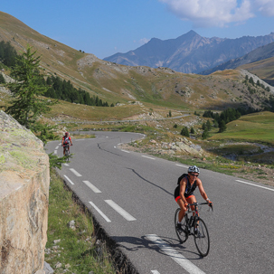 ciclistas de carretera en la ascensión al Puerto de la Bonette