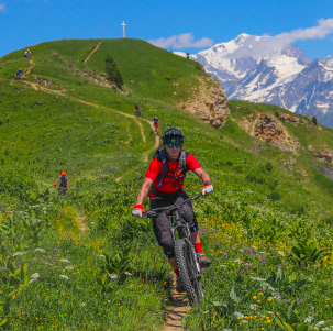 Bicicleta de montaña con el Mont Blanc a tus espaldas