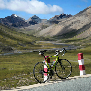 Bici de carretera en la inmencidad del paisaje delos alpes del sur