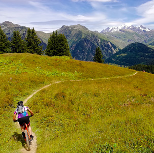 BTT por sendero en el Beaufortain con el Mont Blanc al fondo