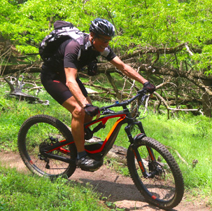 Ciclista de btt con una bicicleta de montaña eléctrica