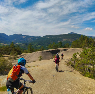 3 chicas en bicicleta de montaña en el sur de Francia